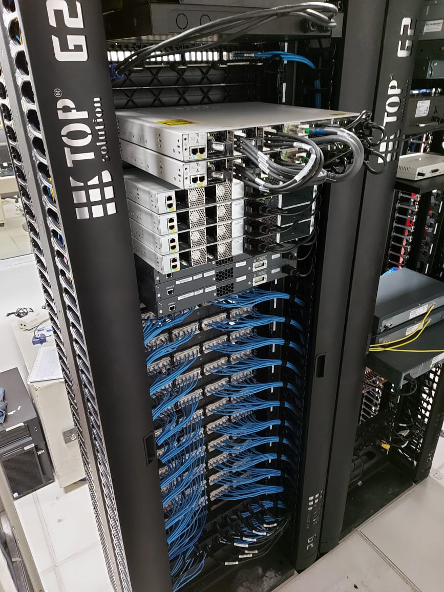 Rack de servidores com cabeamento estruturado azul organizado pela Bill's Network